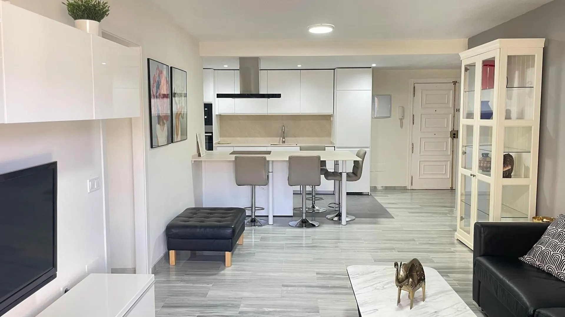 Seaside Haven: Central Fuengirola Apartment with Terrace Spain