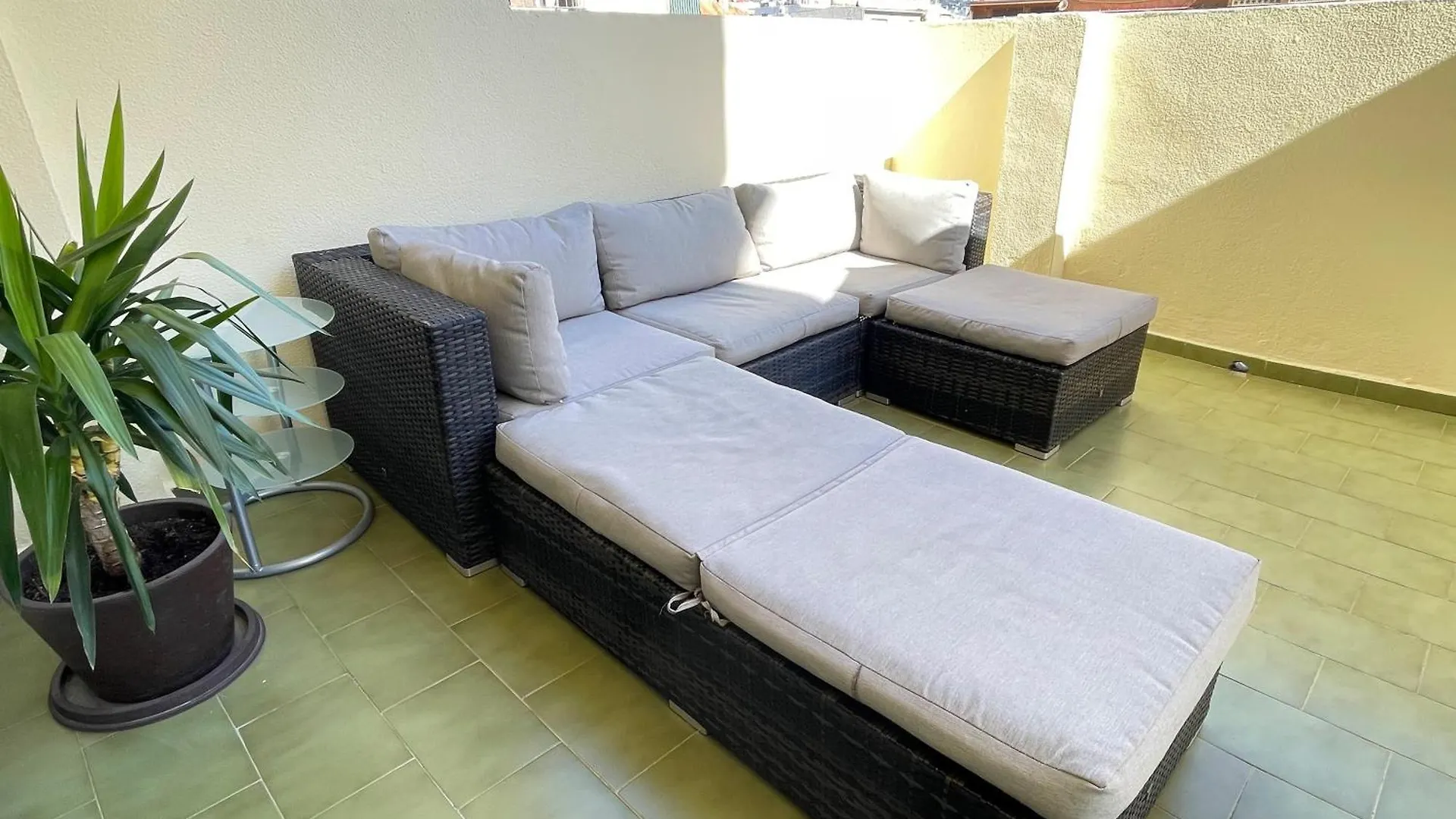 Seaside Haven: Central Fuengirola Apartment with Terrace